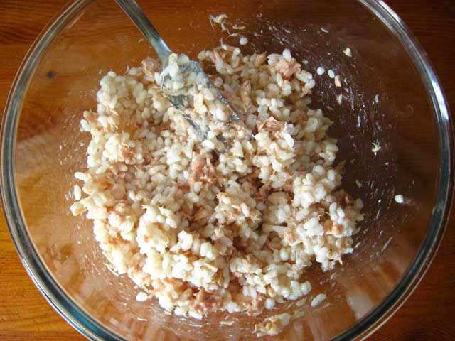 Рис перемешанный с тунцом.