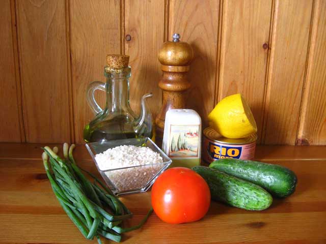 Салат с тунцом и рисом. Ингредиенты.