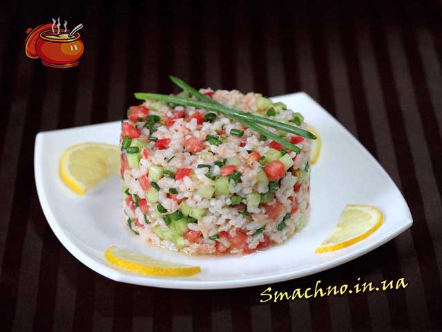 Салат з тунцем і рисом.