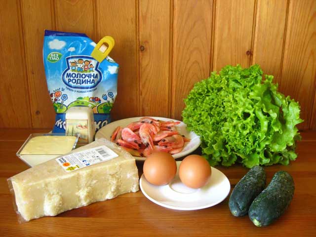 Зелений салат з креветками та сирним омлетом. Інгредієнти.
