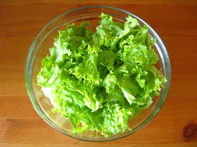 Порваний зелений салат.