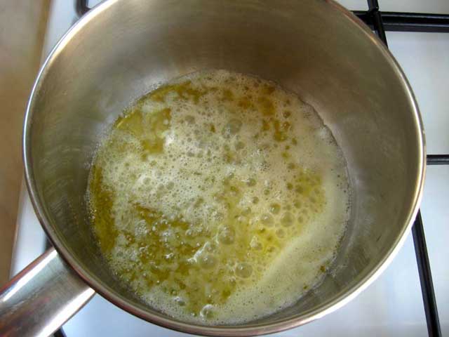 Растопленное сливочное масло.
