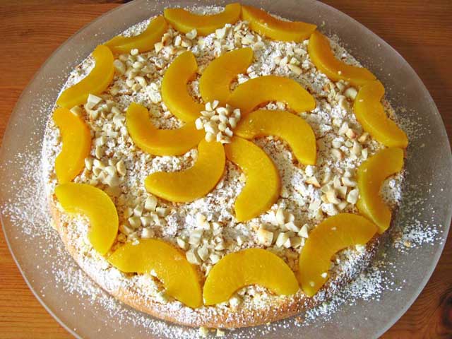 Бісквітний пиріг з персиками і заварним кремом.