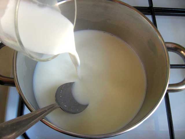Додаємо крохмаль до молока.