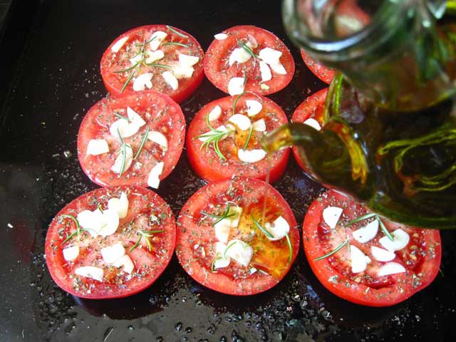 Поливаємо помідори оливковою олією.
