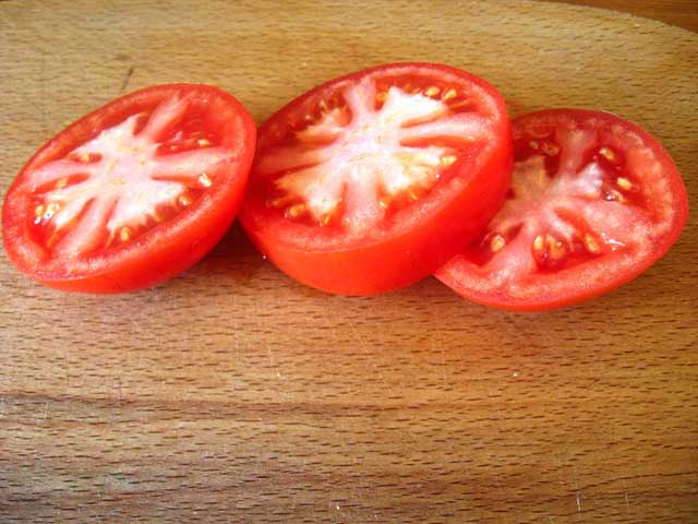 Нарізані помідори.