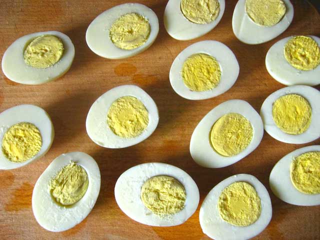 Разрезанные пополам яйца.