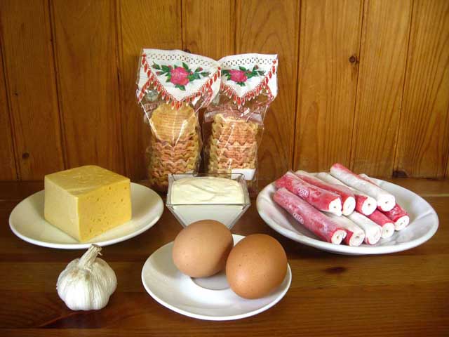 Закуска из крабовых палочек, яиц и сыра. Ингредиенты.