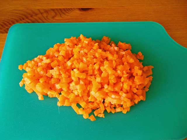 Нарезанная мелкими кубиками морковь.