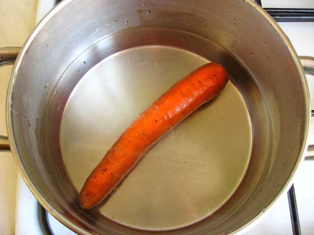 Морковь варится.