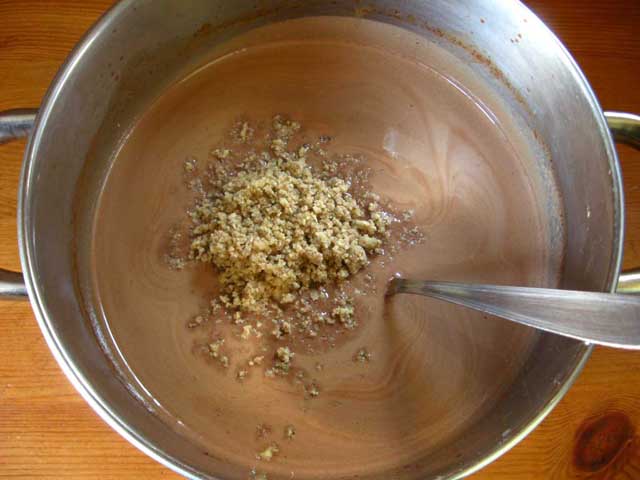 Добавляем измельченные грецкие орехи к шоколадной массе.