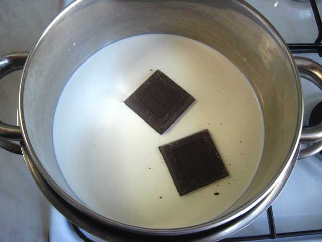 Шоколад и сливки на водяной бане.