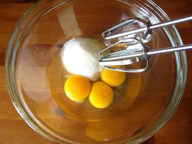 Міксером збиваємо яйця з цукром.