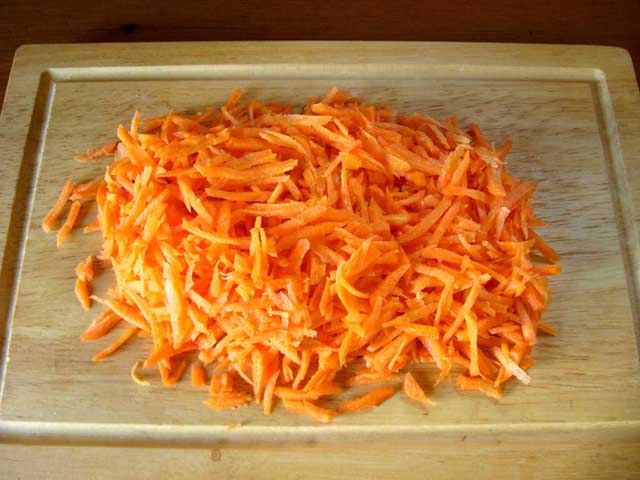 Натертая морковь.