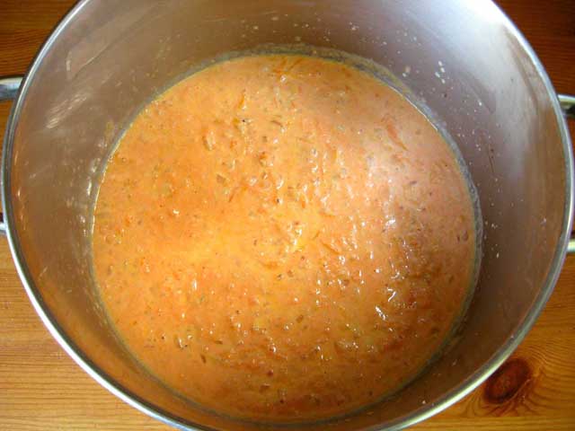 Томатно-сметанный соус в кастрюле.