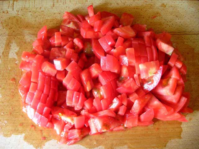 Порізані помідори.