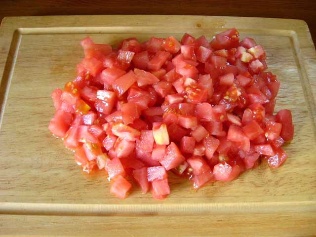 Порезанные кубиками томаты.
