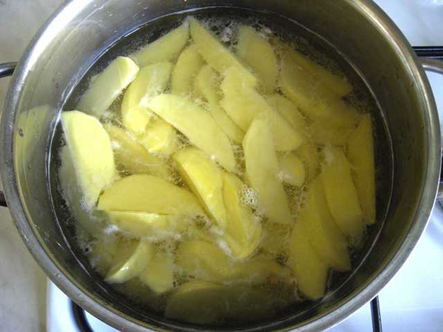Картофель отваривается.