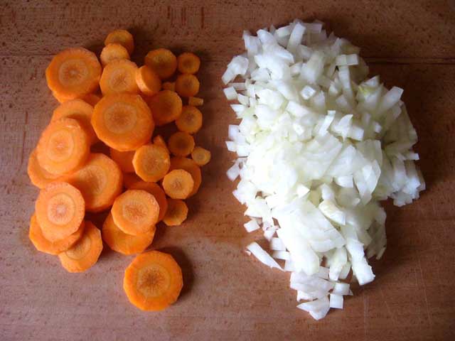 Нарізаємо моркву та цибулю.
