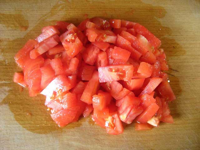 Очищаємо від шкірки і нарізаємо томати.