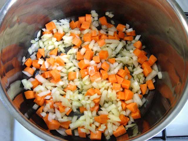 Цибуля з морквою обсмажуються.