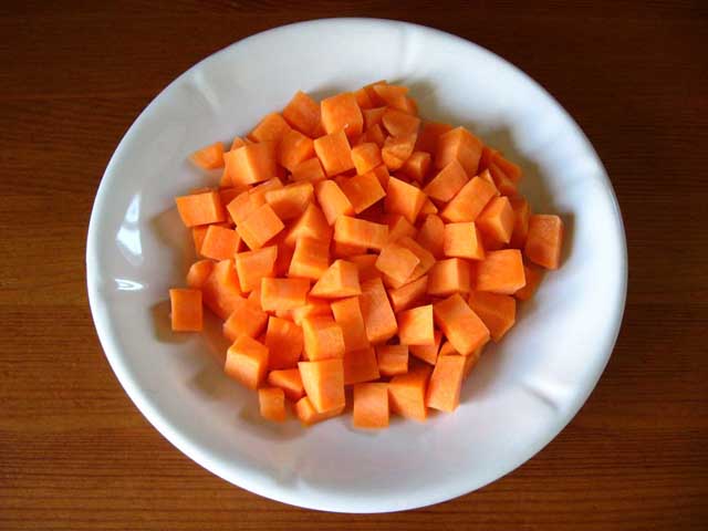 Порезанная кубиками морковь.