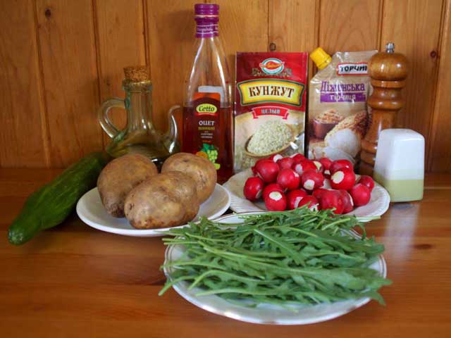 Картопляний салат з редискою, огірком та руколою. Інгредієнти.