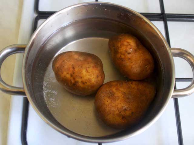 Відварюємо картоплю.