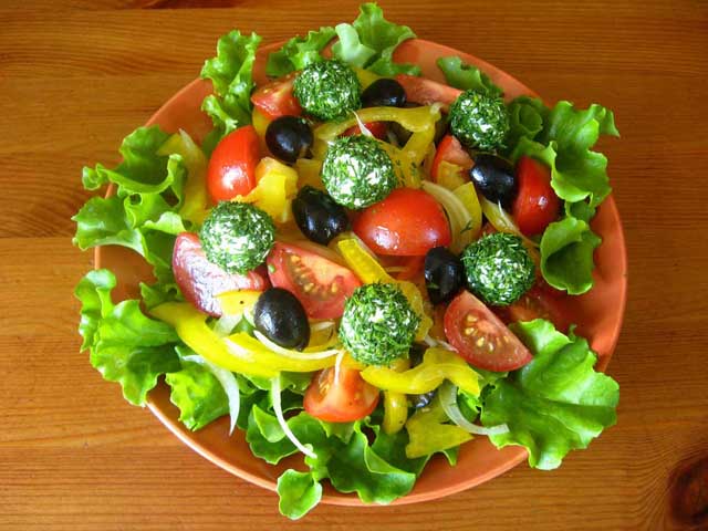 Овощной салат с творожными шариками готов.