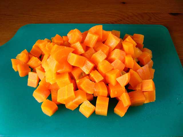 Нарезанная кубиками морковь.