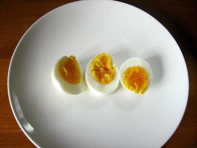 Разрезаем отваренные яйца.