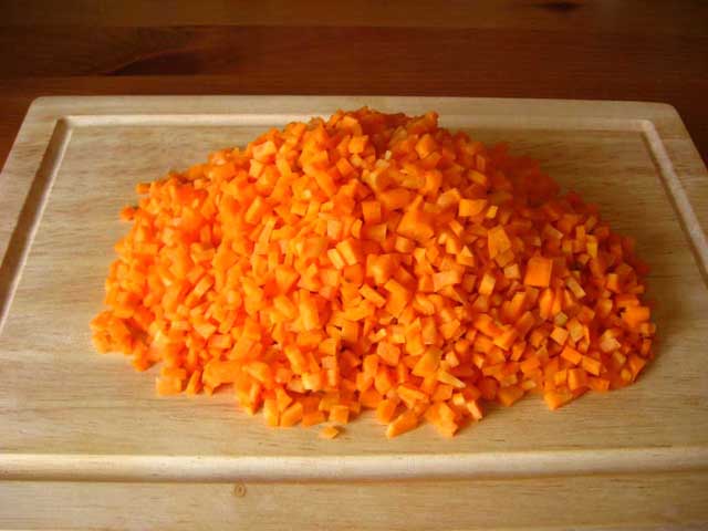 Порезанная мелкими кубиками морковь.