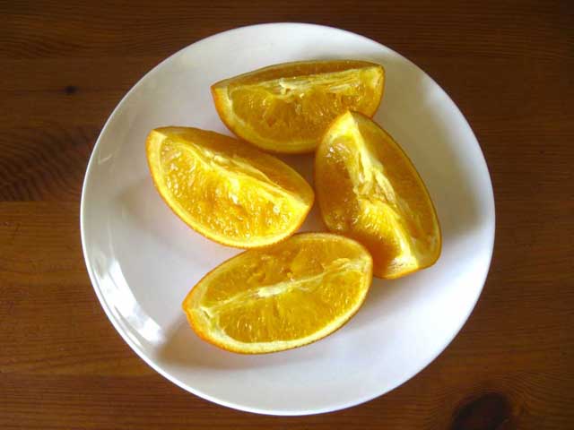 Очищаем апельсин от семян.