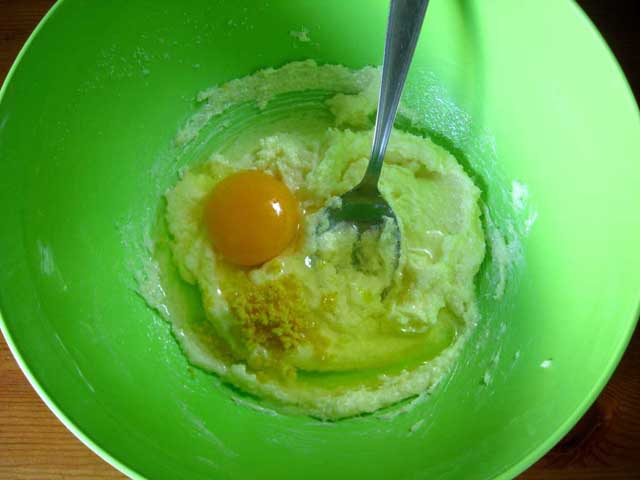 К маслу добавляем яйцо и цедру.