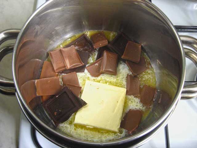 Шоколад со сливочным маслом на водяной бане.