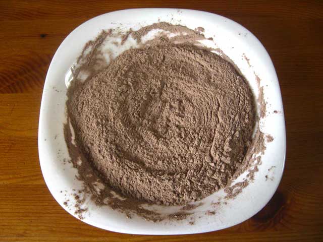Просеянная мука перемешанная с какао.