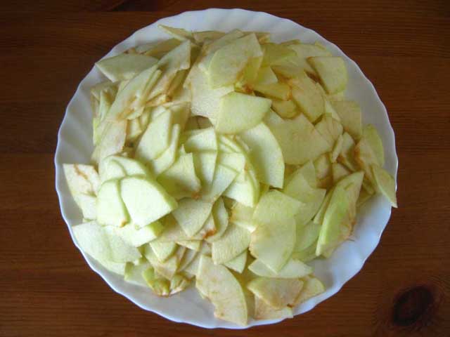 Очищенные и порезанные яблоки.