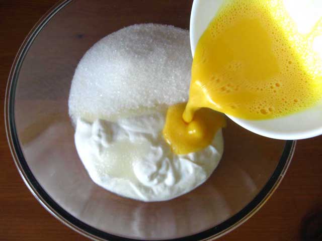 Добавляем слегка взбитое яйцо к сметане с сахаром.