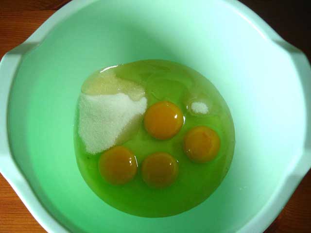 Яйца, сахар, ванильный сахар и мед.