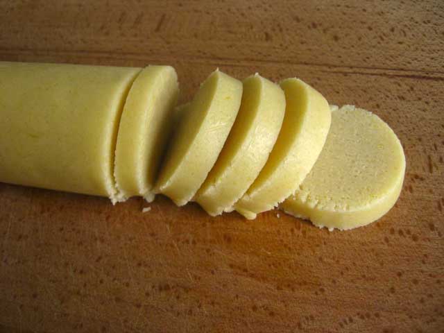 Нарізаємо тісто кружечками завтовшки 5-7 мм.