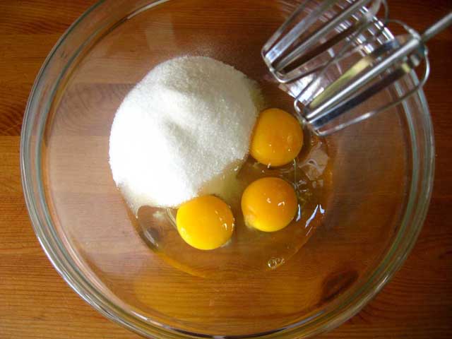 Збиваємо яйця з цукром.