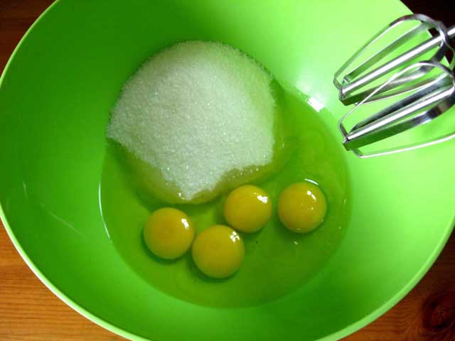 Взбиваем яйца с сахаром.