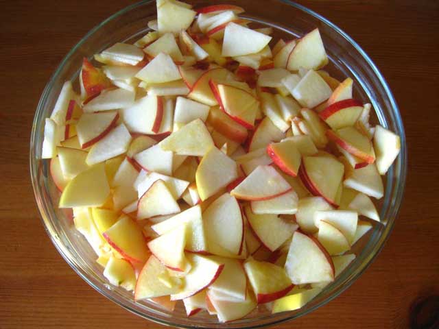 Порізані плястерками яблука.