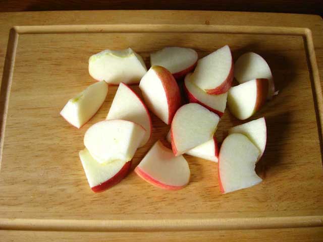 Порезанные яблоки.
