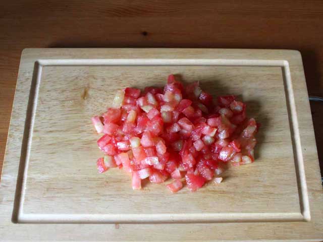 Порезанный кубиками томат.