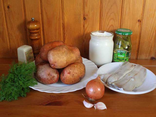 Запеченный картофель под соусом из огурцов и сельди. Ингредиенты.