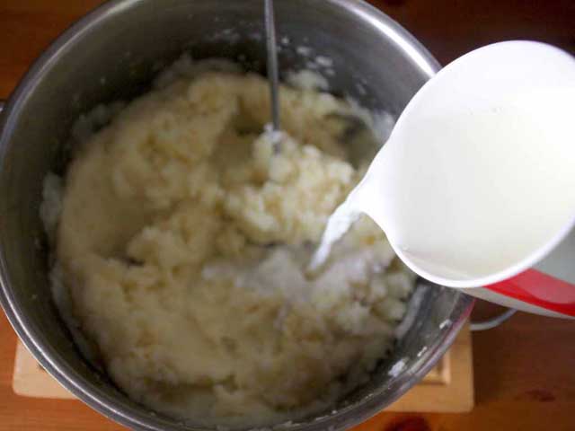 Вливаем горячее молоко к картофелю.