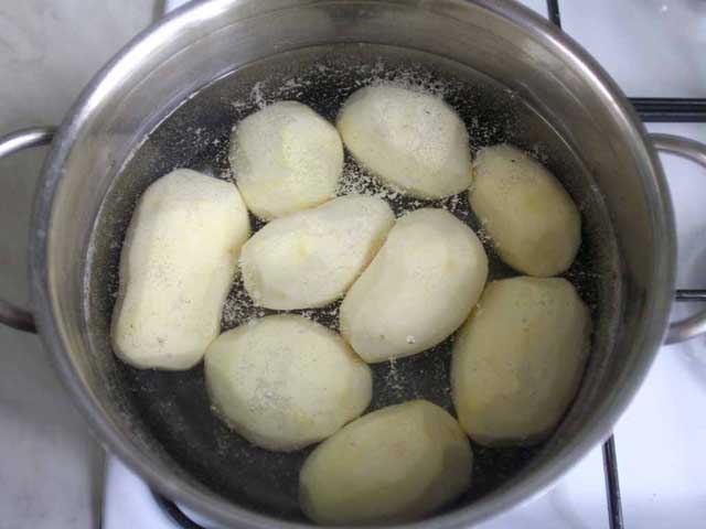 Отвариваем картофель.