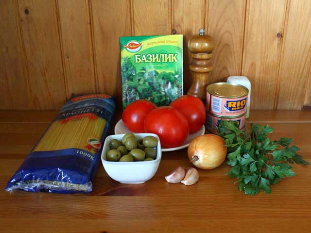 Спагетти с тунцом, оливками и помидорами. Ингредиенты.