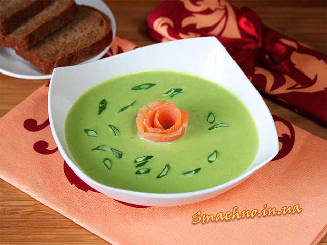 Крем-суп из зеленого горошка готов.